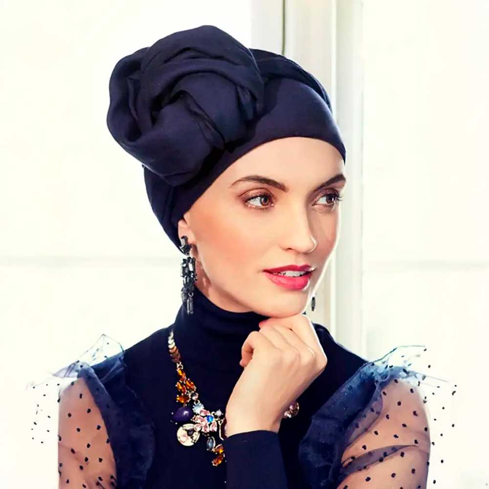 Turban tørklæde med langt tørklæde, her stylet som en stor blomst foran.