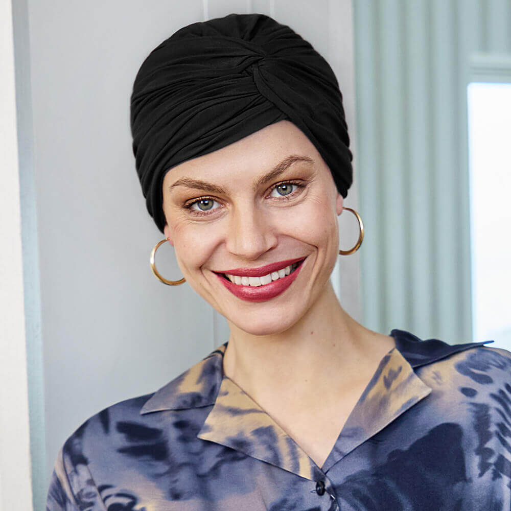 Sort klassisk turban med en sød detalje i fronten og god volumen