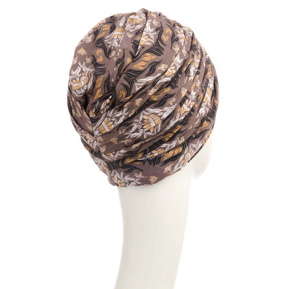 Smuk turban hat med draperinger for god fylde