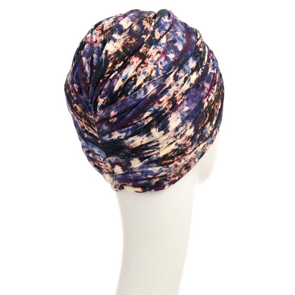 Feminin turban med god fylde.