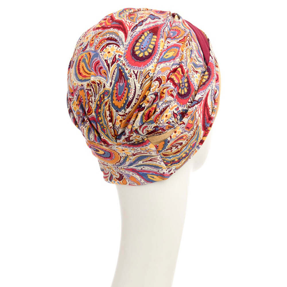 Farverig turban i et smukt mønster med pink, orange, lyse og blå farver.