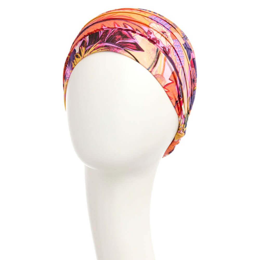 Farverig turban i et smukt mønster med orange, røde og lilla farver.