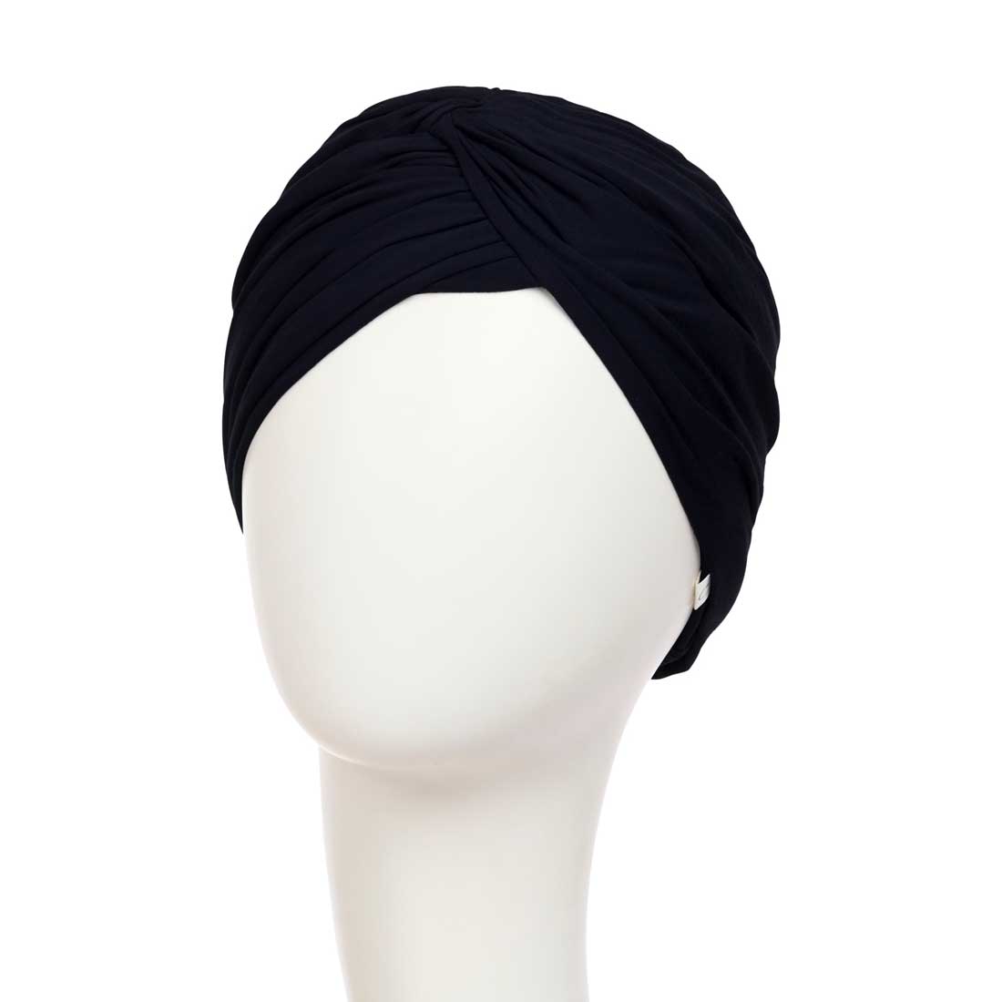 Elegant sort turban med en fastsyet knude i fronten der skaber nogle flotte draperinger.
