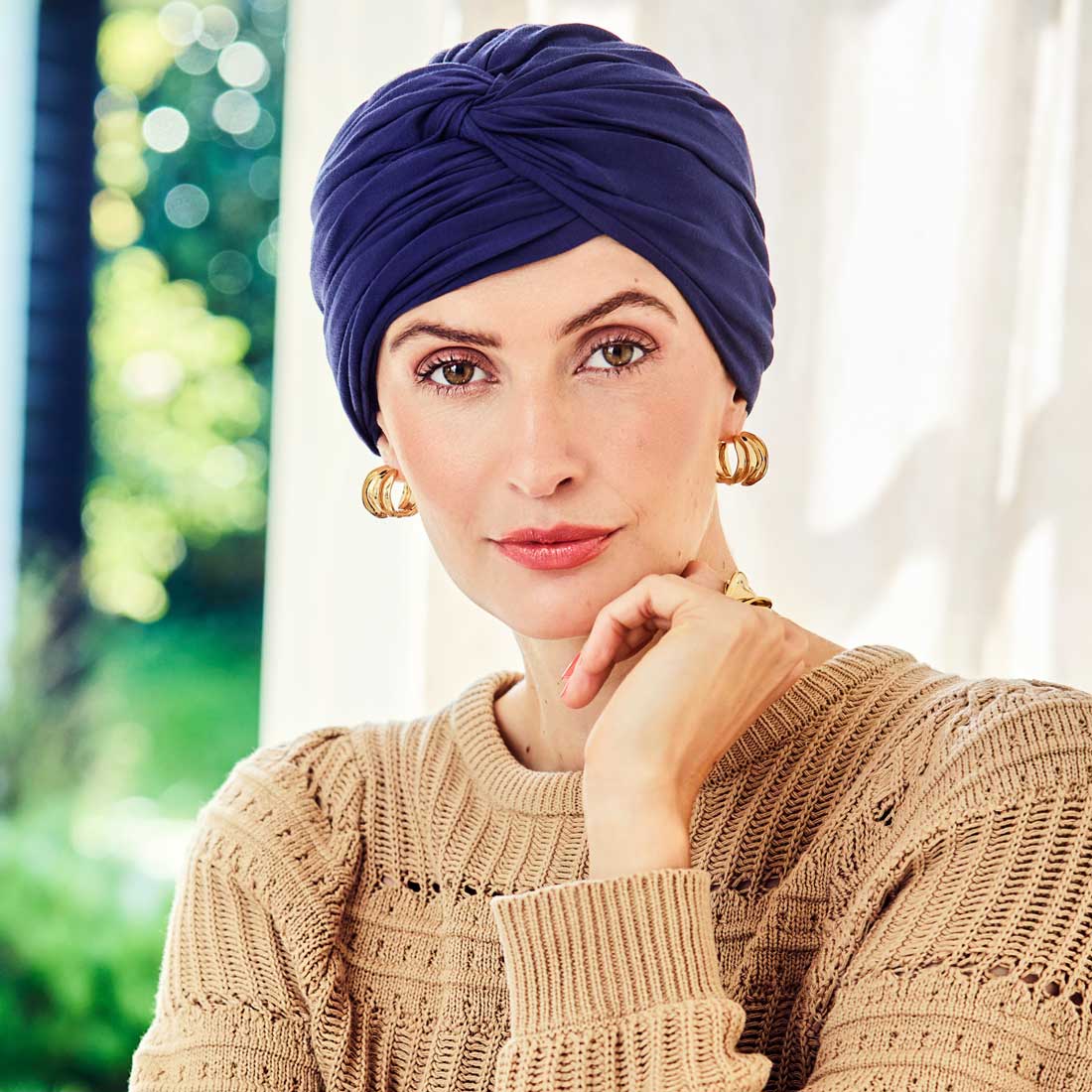 Blå turban med en feminin detalje i fronten, der skaber en god volumen