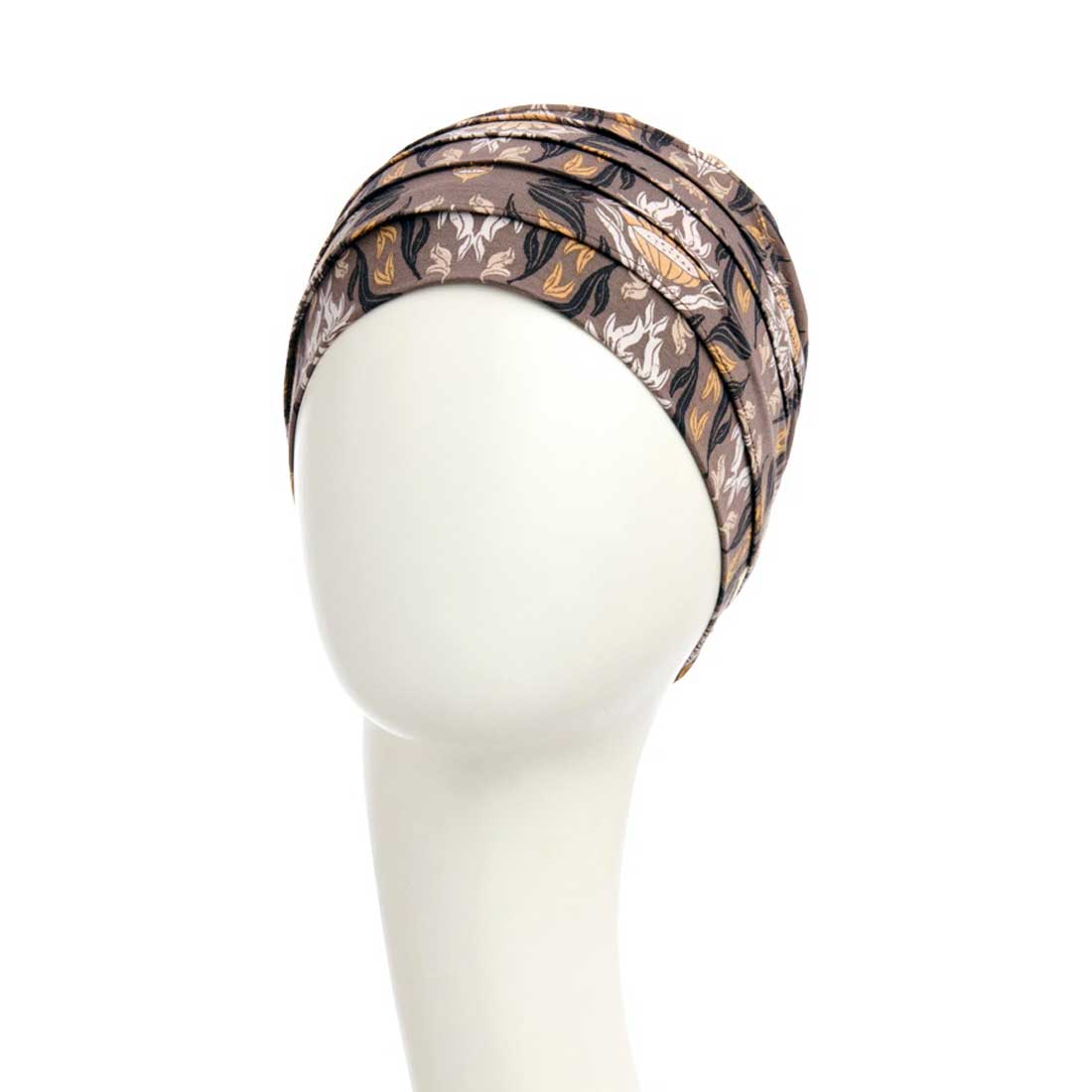 Brun turban med mønster i sort, gul og hvid.