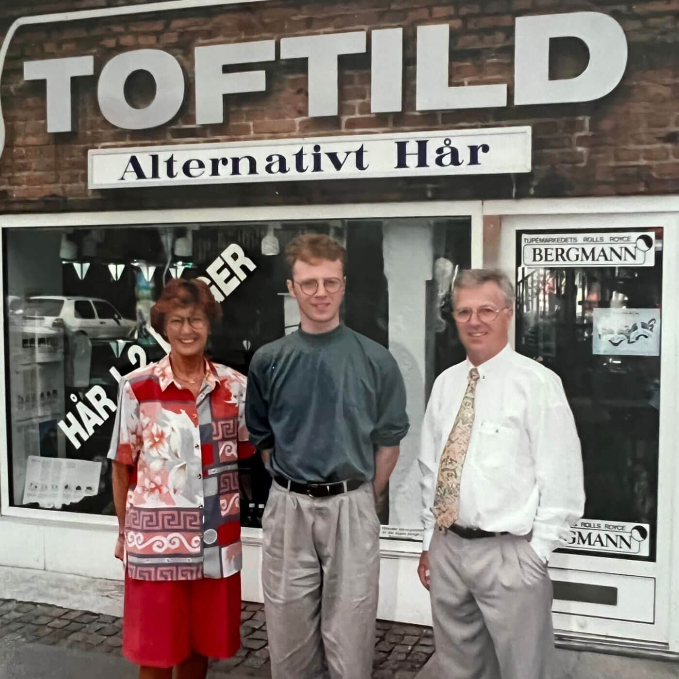 Ulla, Claus og Henning Toftild foran butikken på Budolfi Plads 9 i Aalborg
