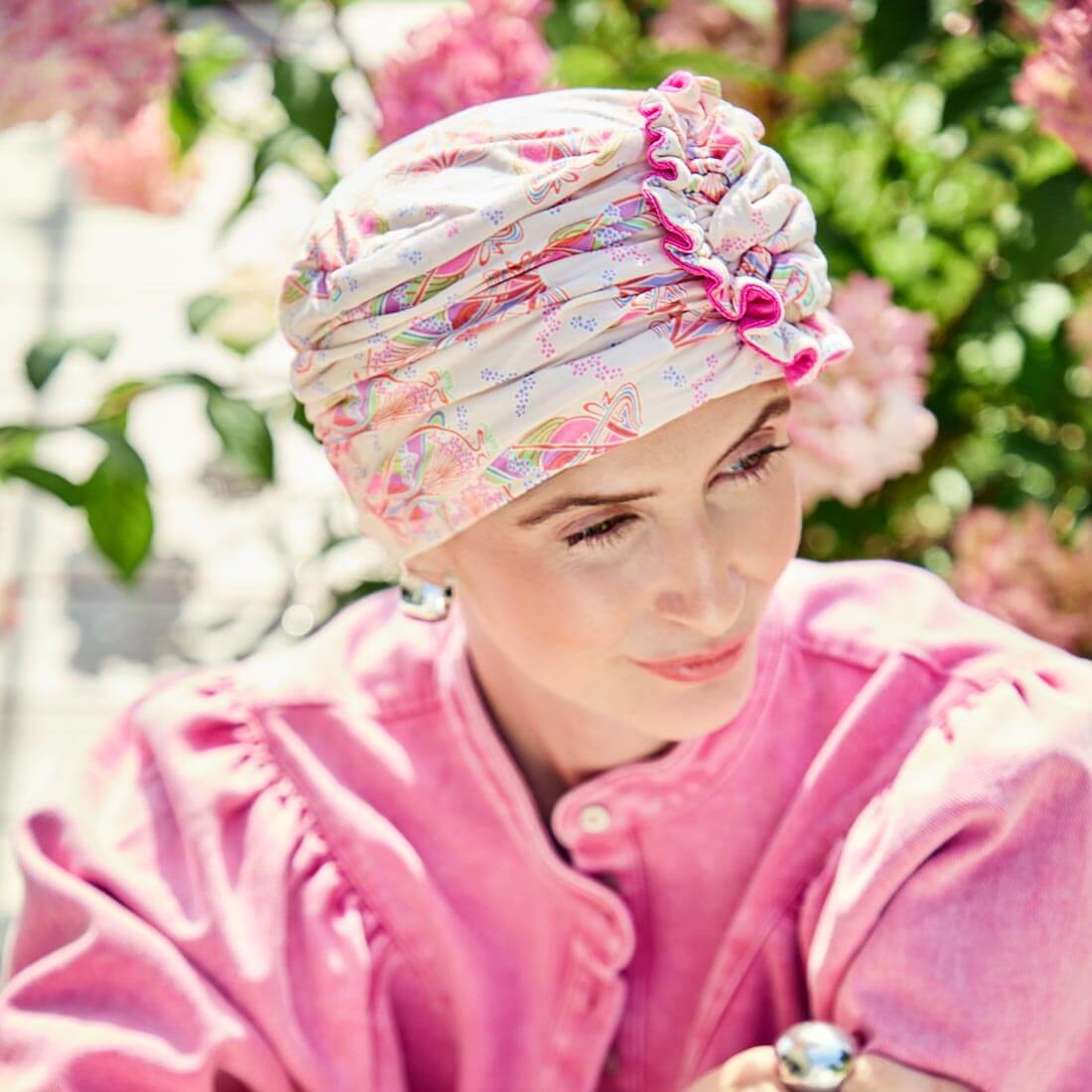 HocLotus Turban i mønstret Crocus Kaleidos som er lyse og pink farver