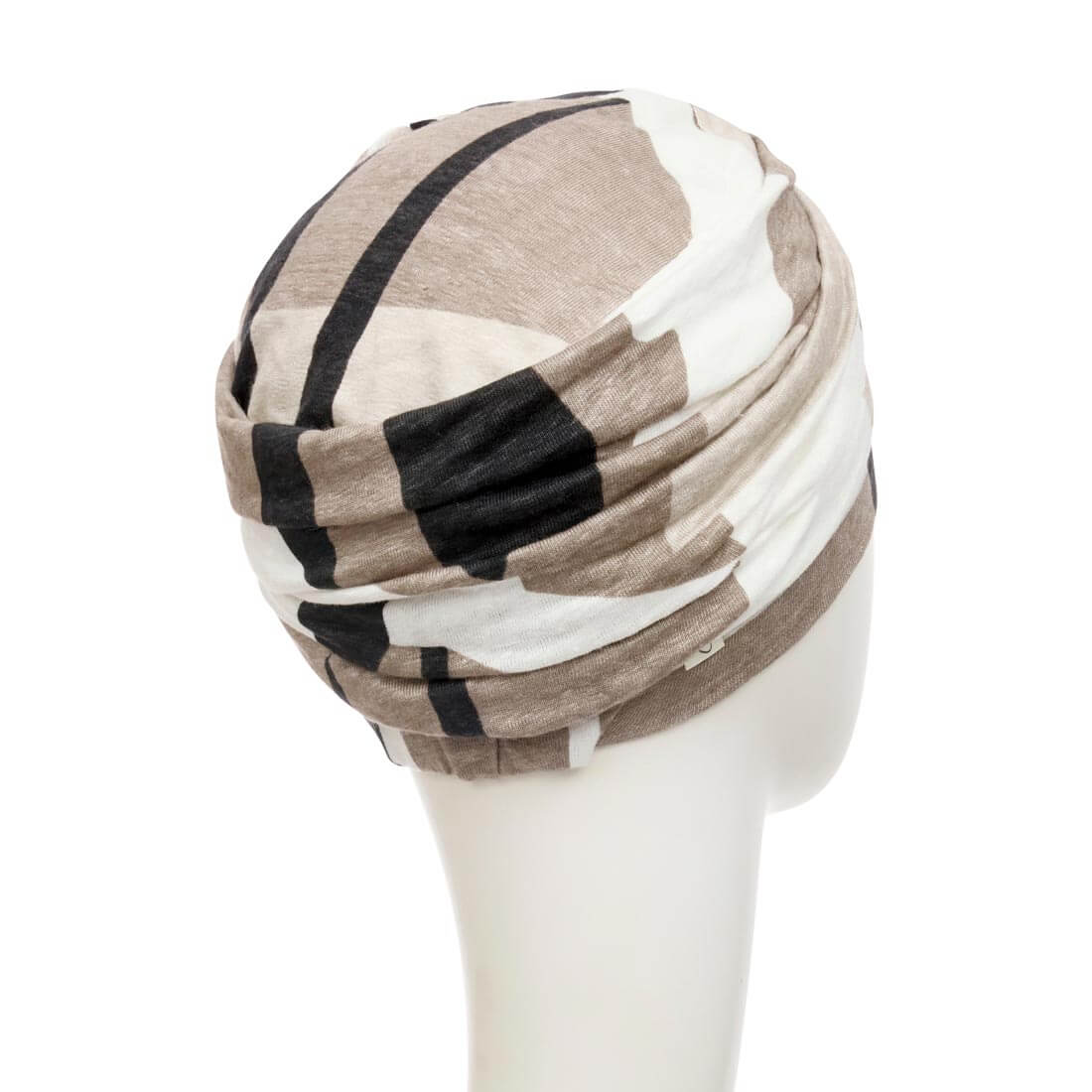 Turban hue med draperinger på siden for en elegant fylde