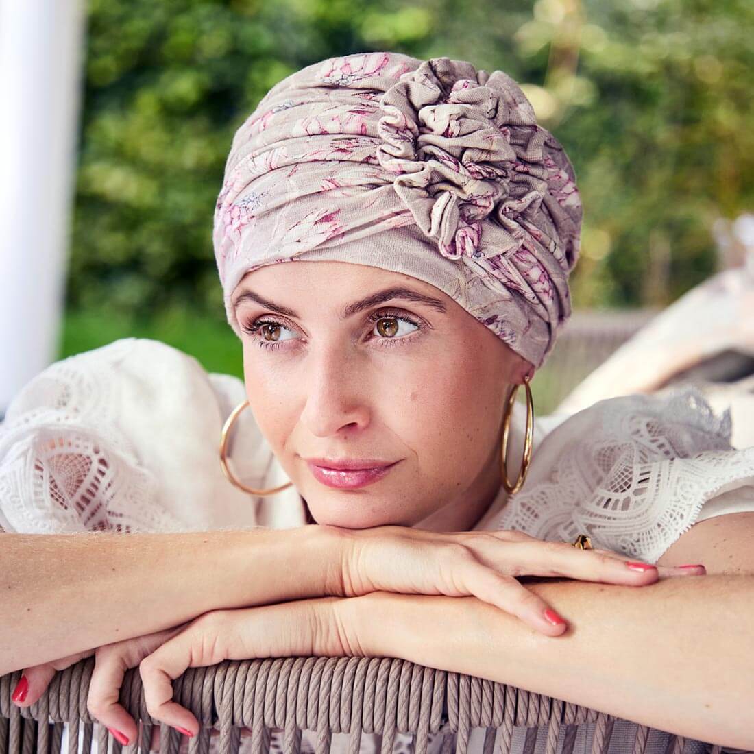 Feminin HocLotus Turban i beige med lyserøde blomster
