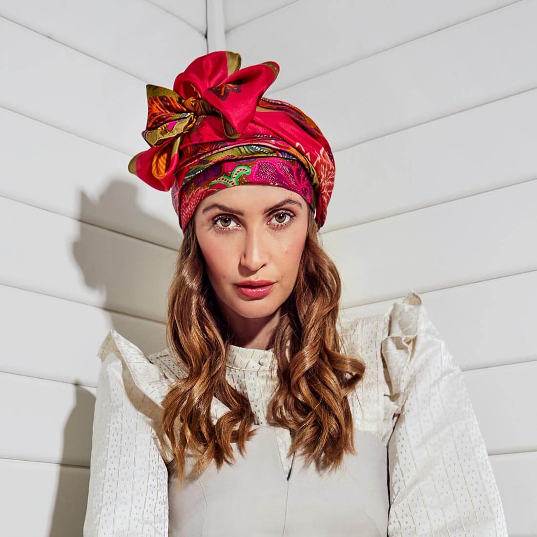 Silketurban HocMilena stylet med et silketørklæde for en mere voluminøs styling