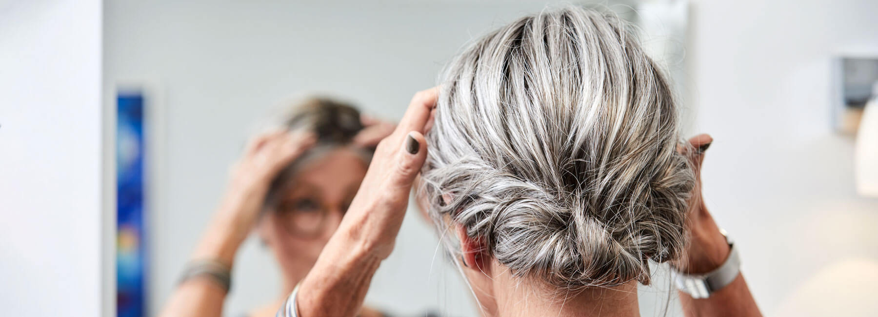Grå paryk i fiber fra Toftild Aalborg