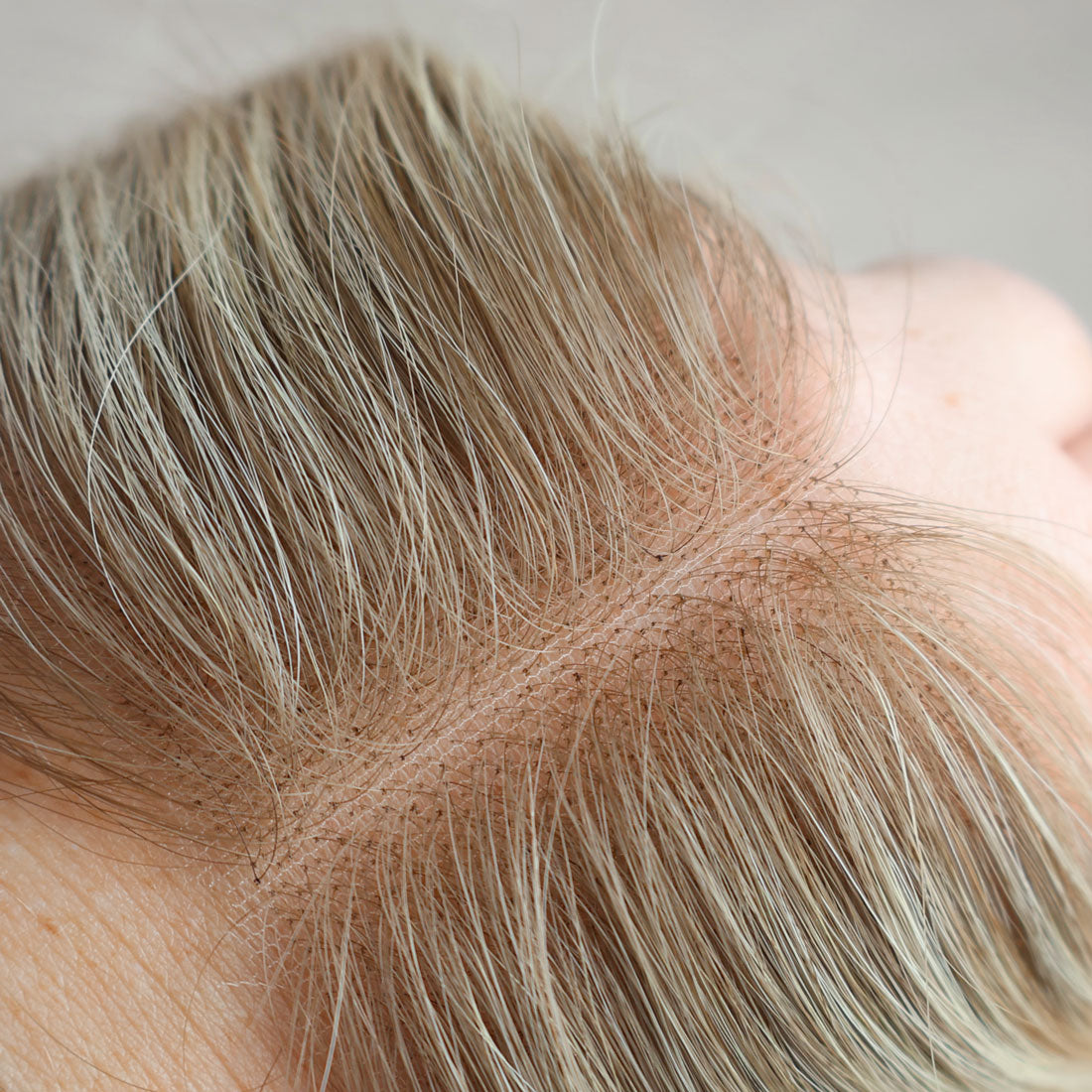 Toftild Hairline Topper 30 cm med snor - farve 614-K16