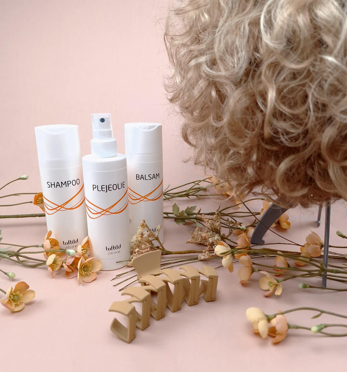 Fiberhårsparykker kræver en anden pleje end naturligt hår. Derfor er det meget vigtigt at følge Toftilds plejevejledning for fiberhår og anvende produkter kun til fiberhårsparykker.