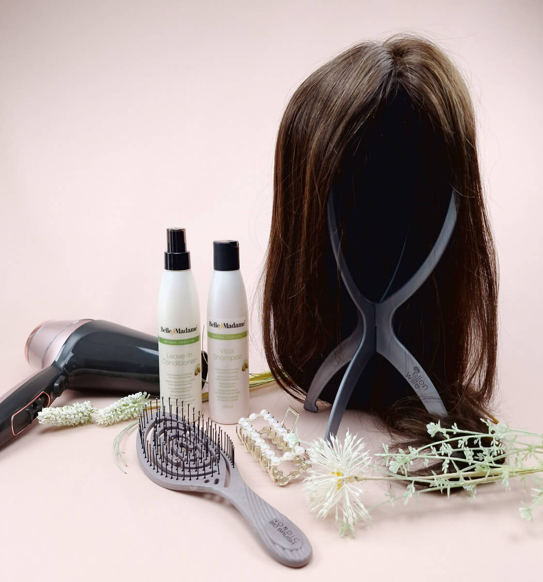 Platinum parykker er en blanding af ægte hår og varmebestandige fibre, og kræver derfor en speciel hårpleje. Find Toftilds plejevejledning til platinum parykker her.