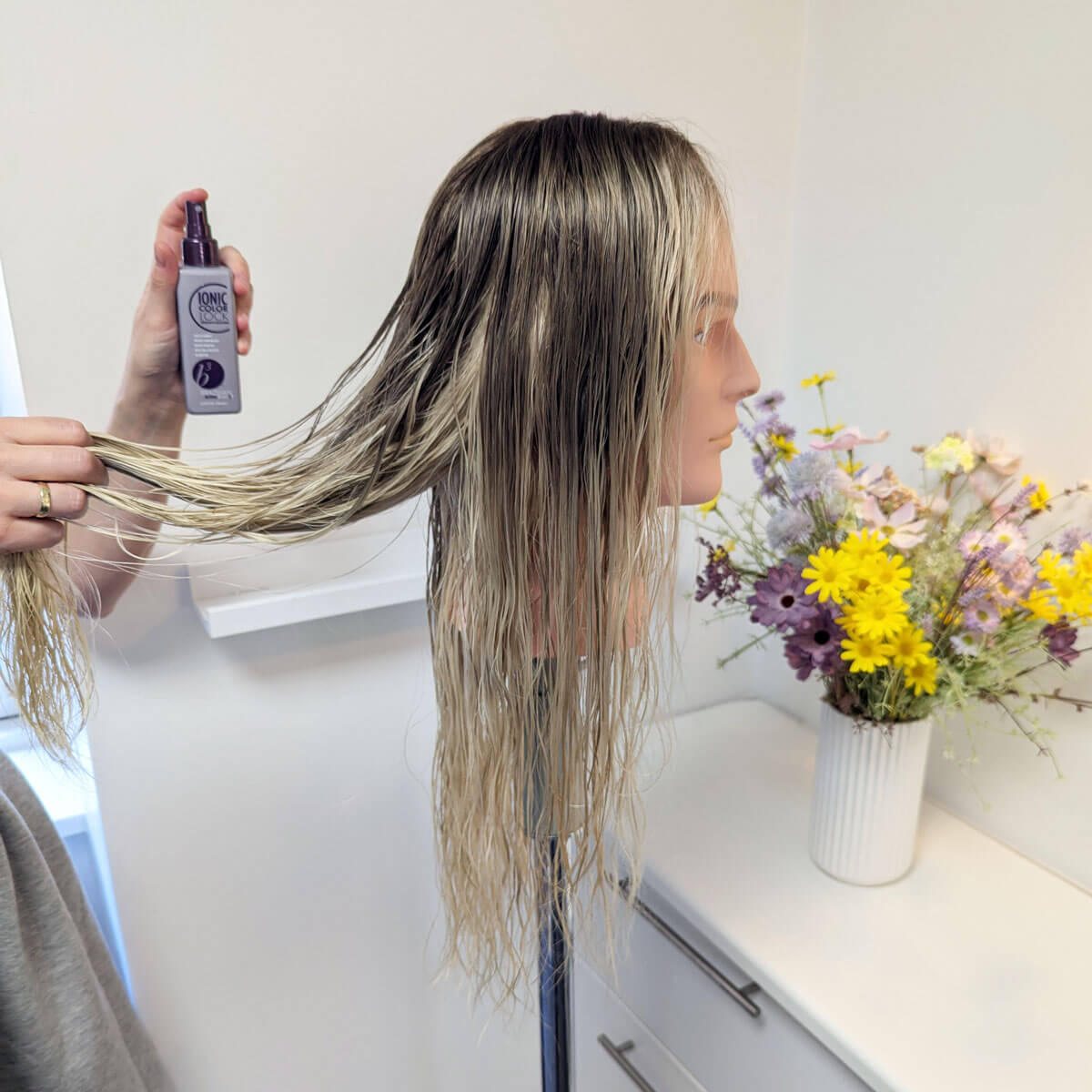 Paryk på stylinghovede der skal til at styles