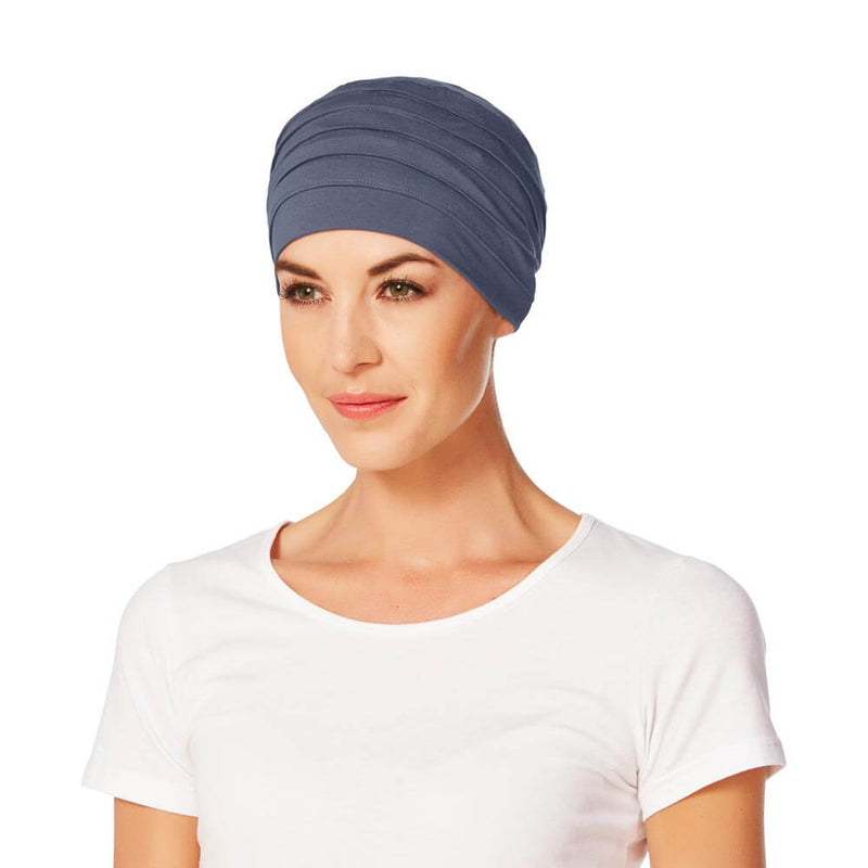 Enkelt turban med fine lag i blåmeleret farve.