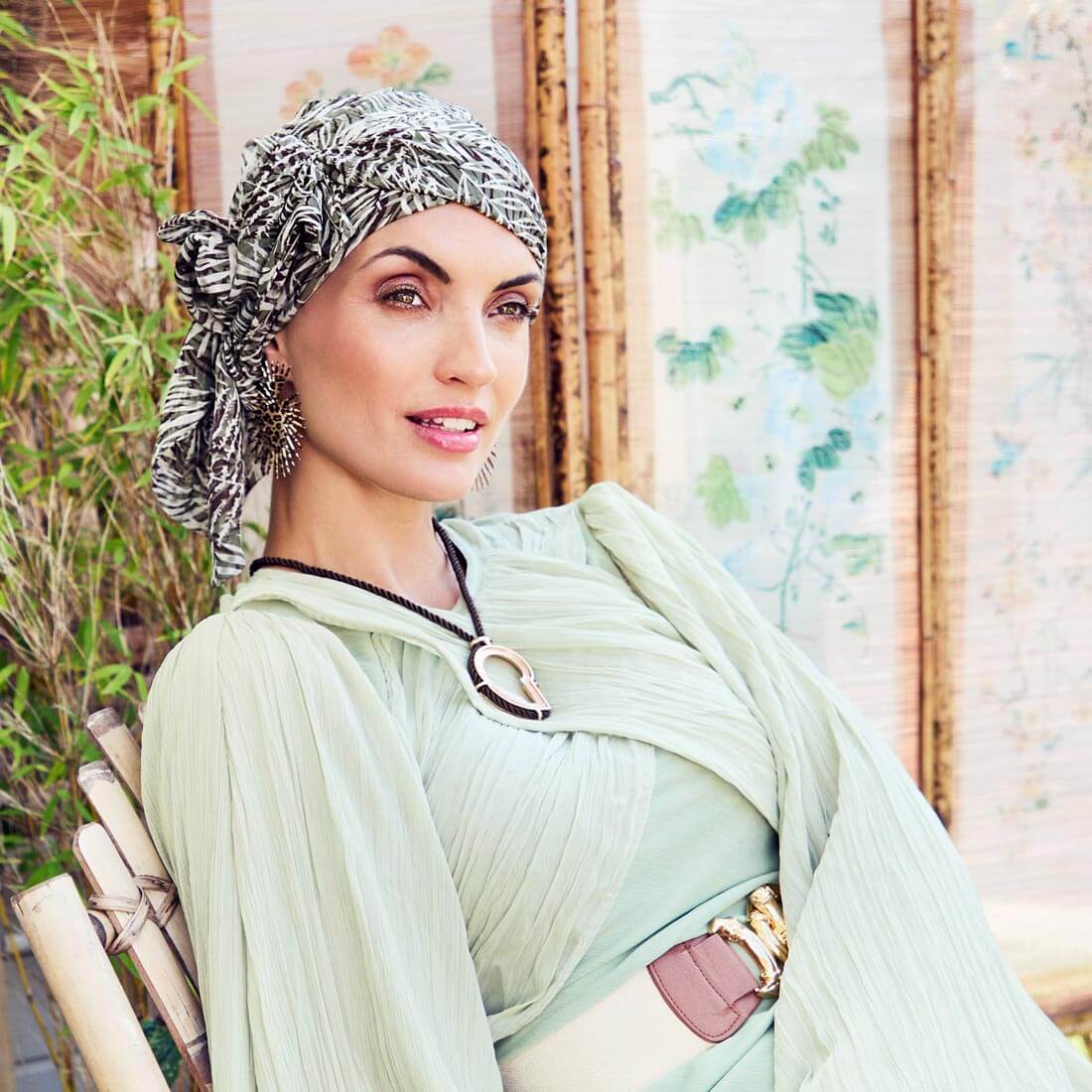 Feminin turban med aftageligt pandebånd der giver god fylde