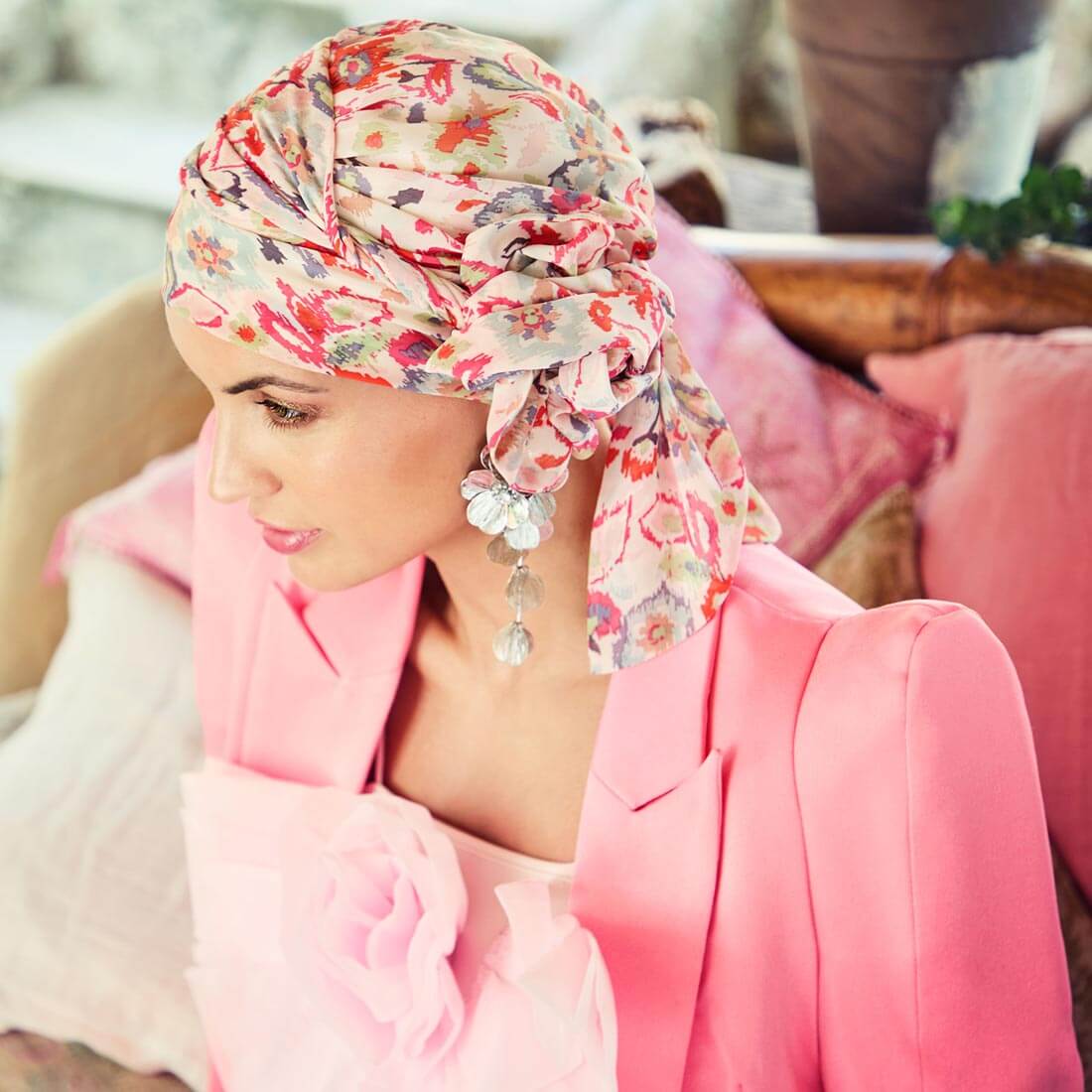 HocJuvela Turban i et friskt blomstret mønster i lyse farver