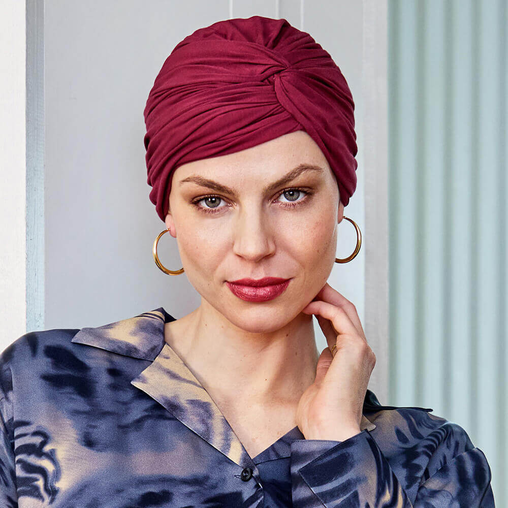 Elegant vinrød turban der skaber et fiminint udtryk og en god volumen