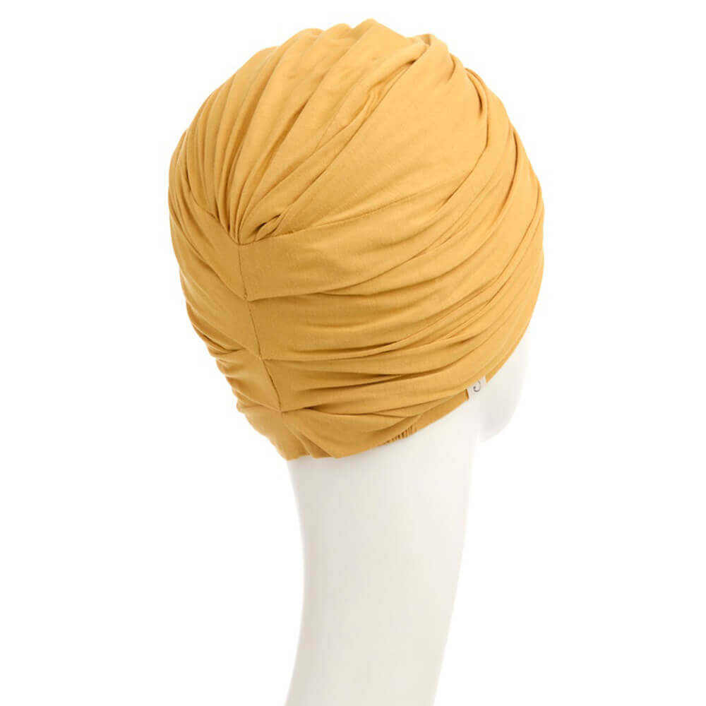 Gul turban med flotte draperinger for en flot fylde.