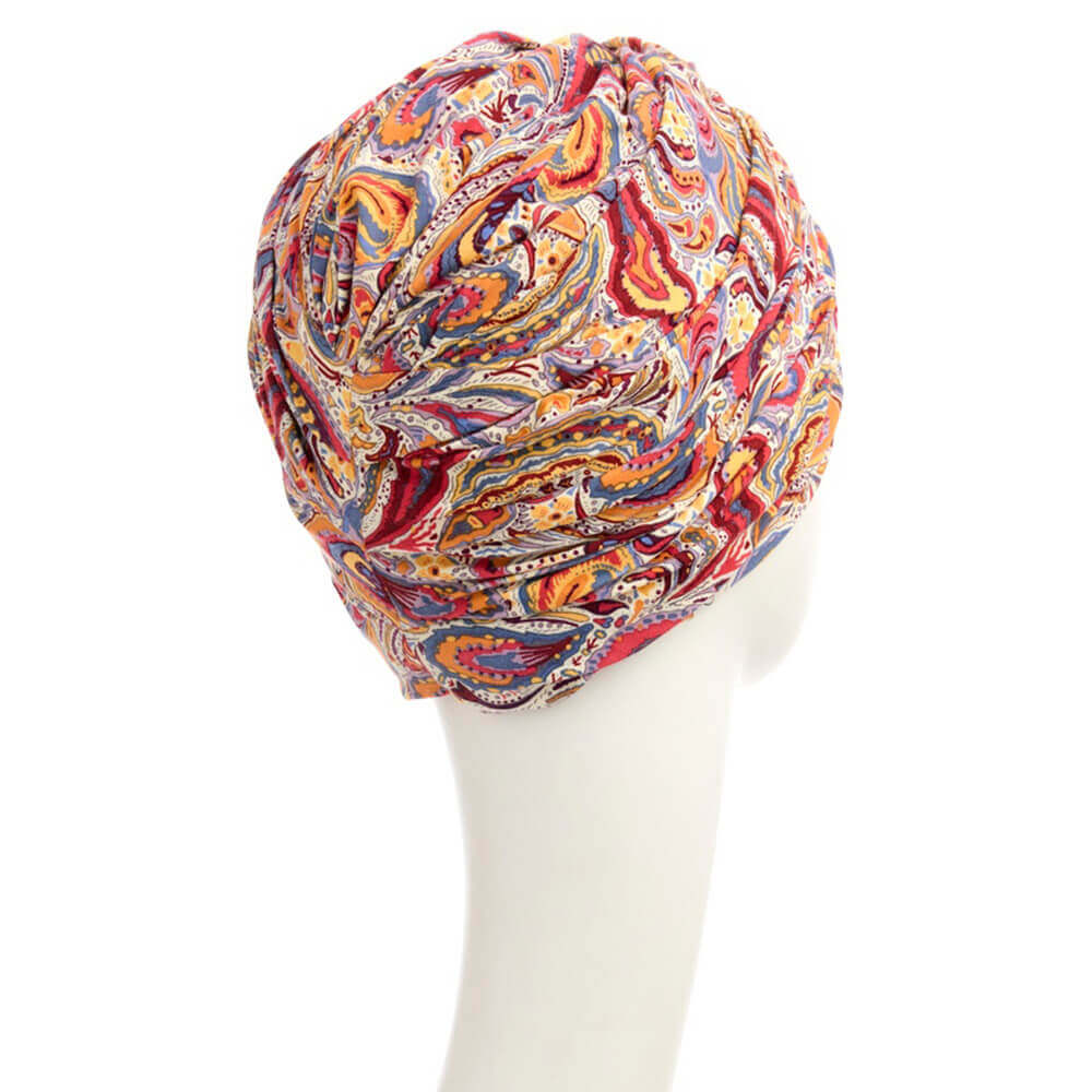 HocJoyo turban hat med draperinger der skaber en god fylde.