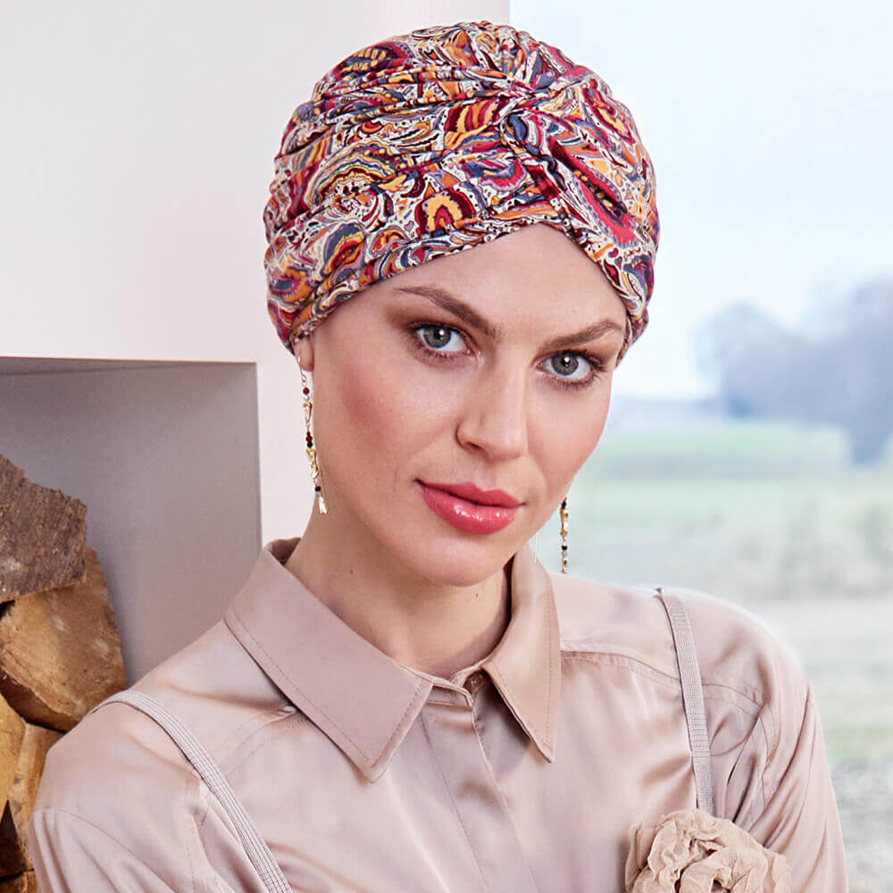 Feminin turban hat med en snoet knude der skaber flotte draperinger og en god volumen
