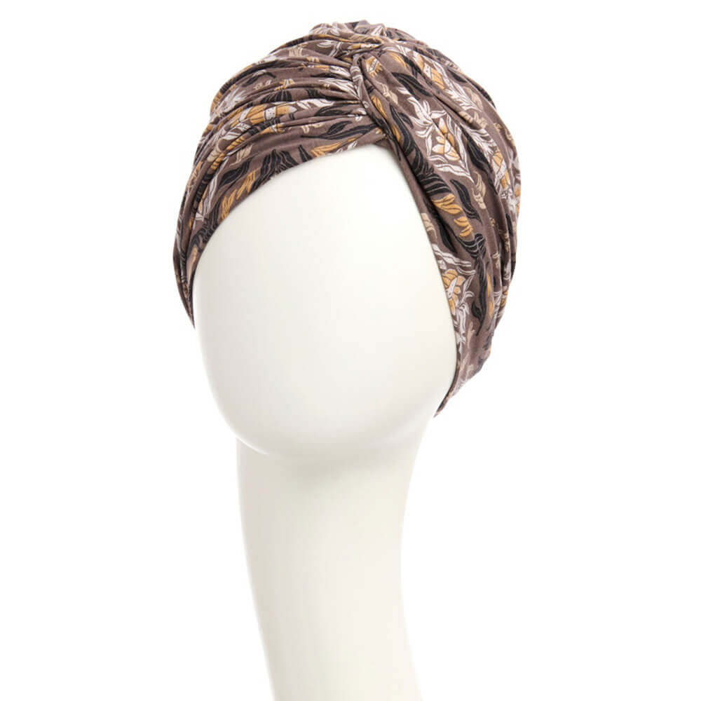 Mode turban til kvinder – bladmønstret i brune, sorte og beige toner.