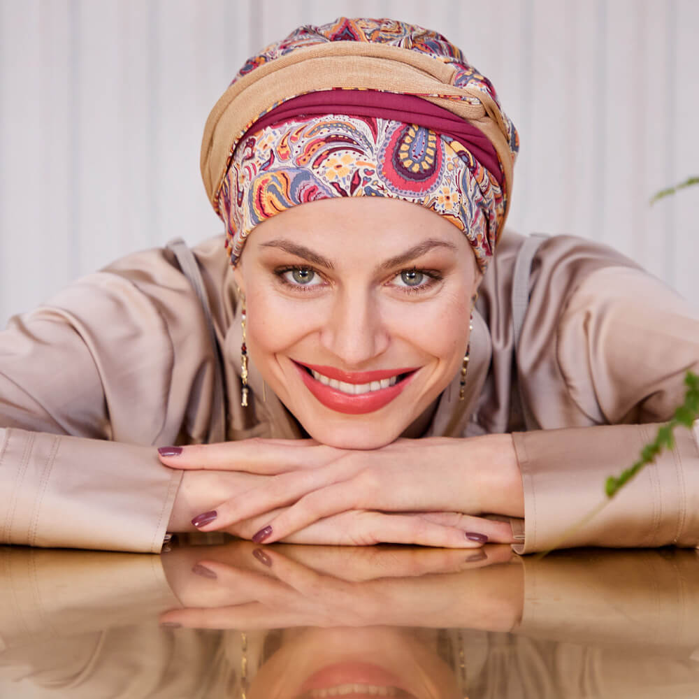 Turban hat med god volumen og et væld af friske farver.
