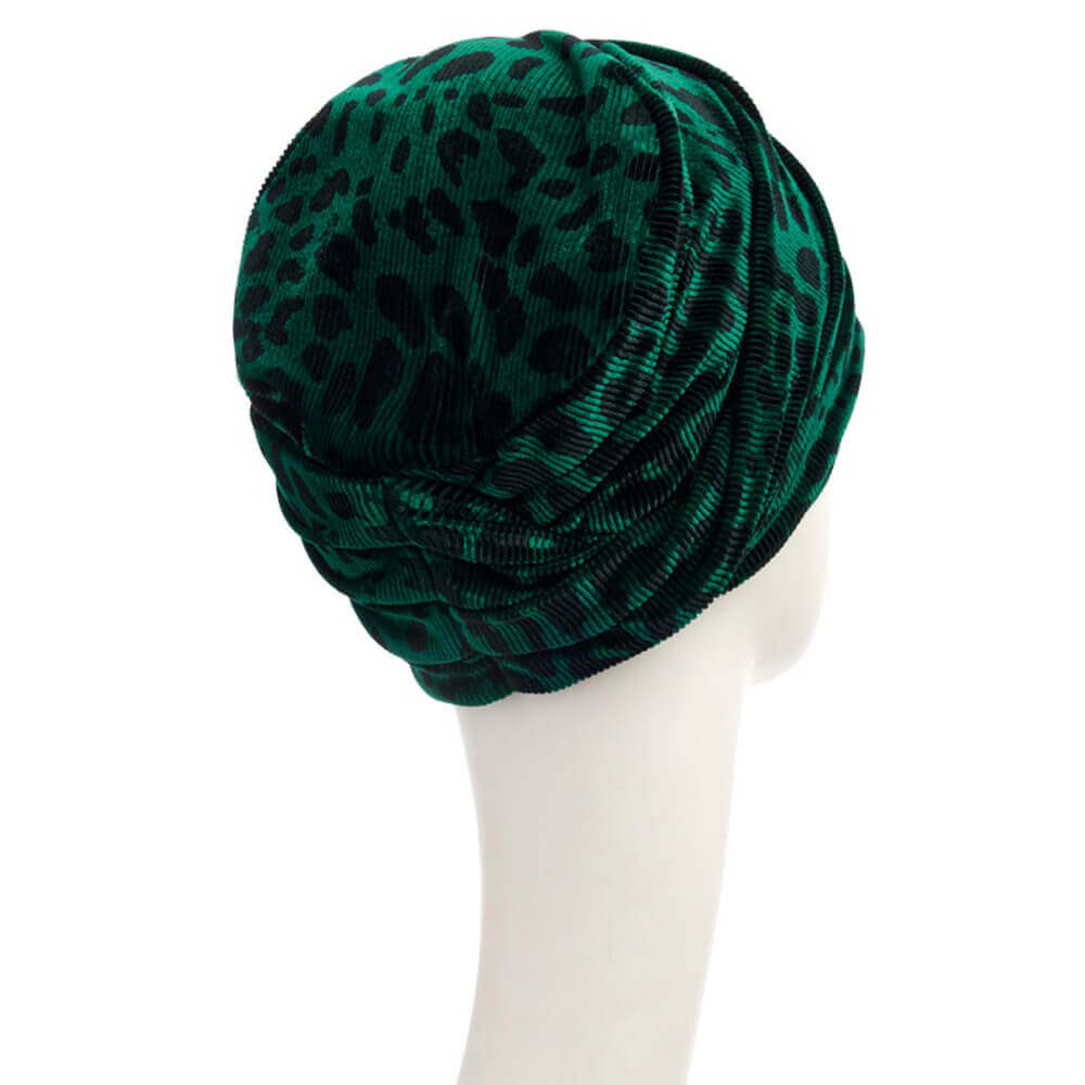Zoya Turban i mønstret Jungle Spots der er mørkegrøn med dyreprint på