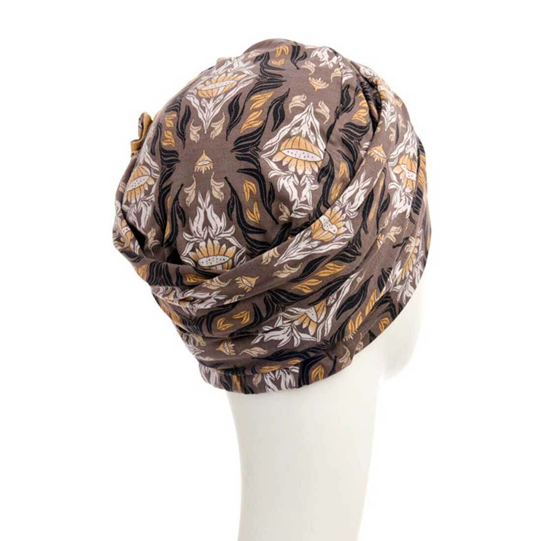 Lotus turban med draperinger på siden, der giver en god volumen.