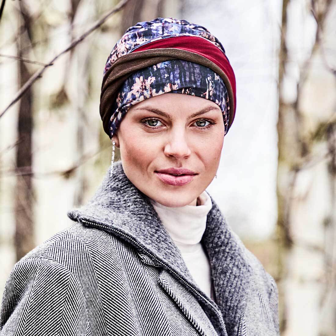 Turban hat med påsyet pandebånd, der giver en god volumen.