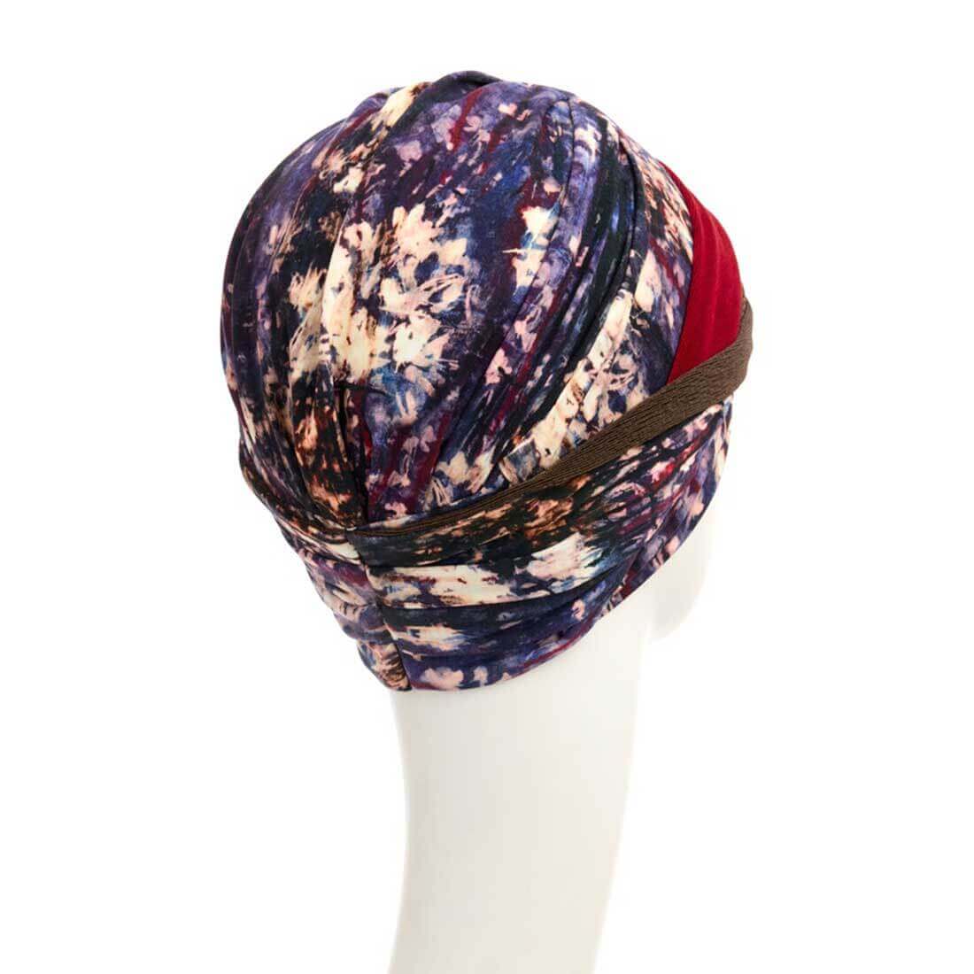 Shakti turban i mønstret Tie Dye Dusk i lilla, beige og røde farver.