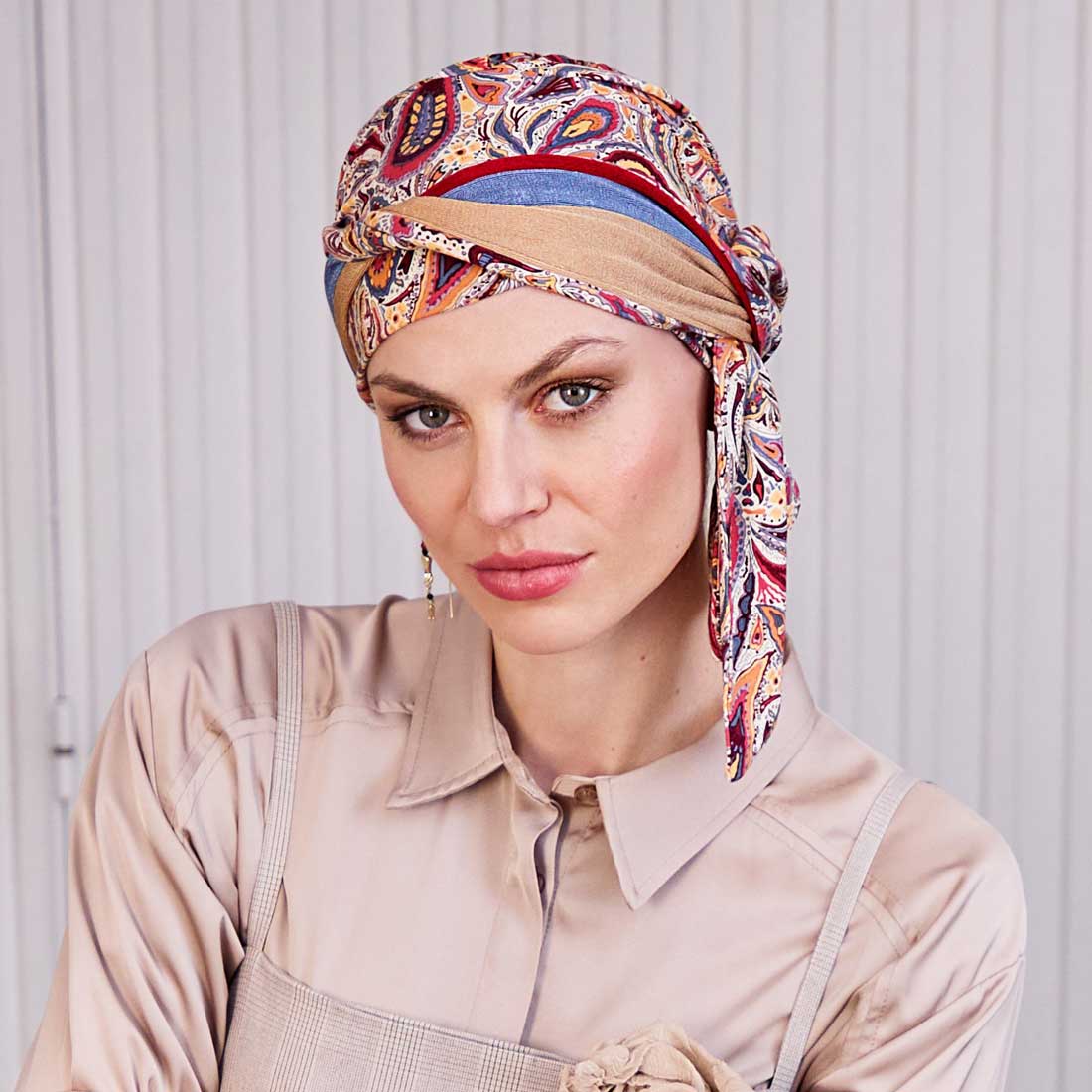 Tørklæde til håret. Turban tørklæde med bindebånd for et feminint look.