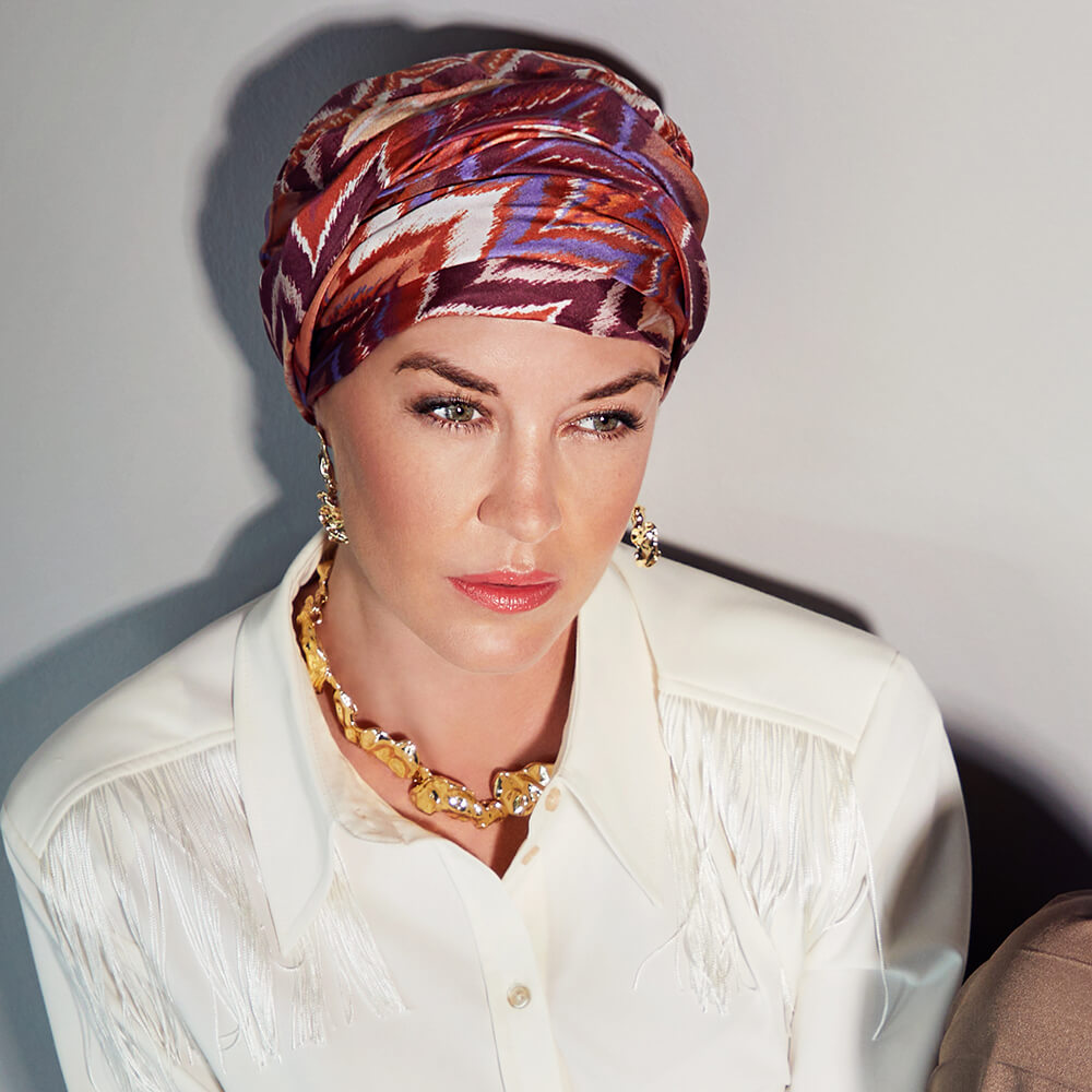 Turban i silke i rødlige farver.