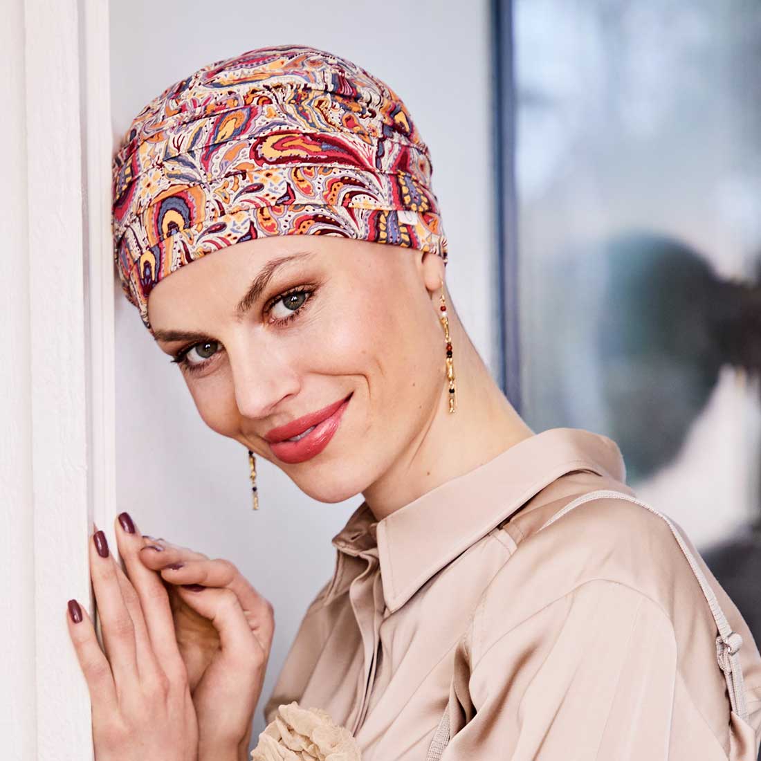 Turban hue i et smukt sprudlende mønster i røde, gule, lilla og lyse farver.