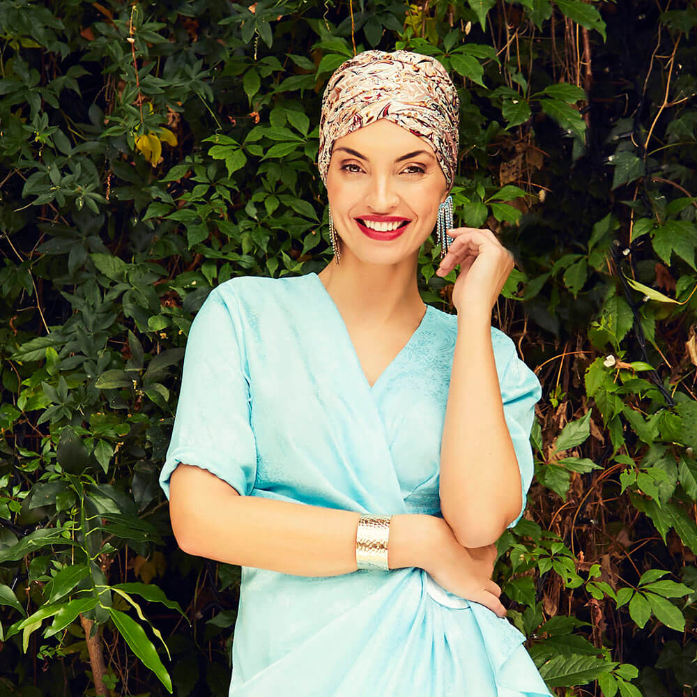 Sapphire Turban med smukt mønster og pandebånd der giver fylde.