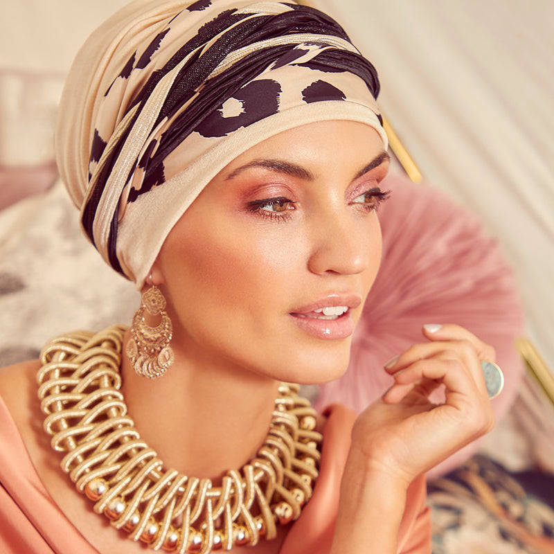 Scarlet Turban med elegant og fyldigt pandebånd.