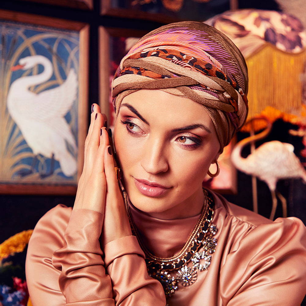 Scarlet Turban med elegant og fyldigt pandebånd.
