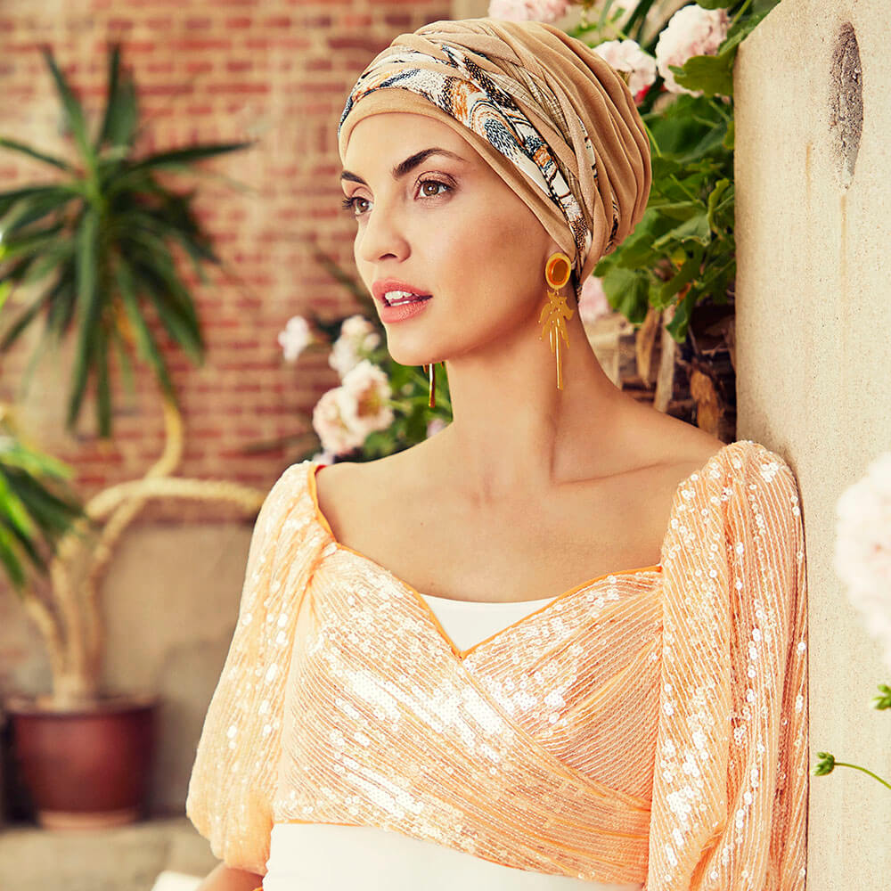 Scarlet Turban med elegant og fyldigt pandebånd.