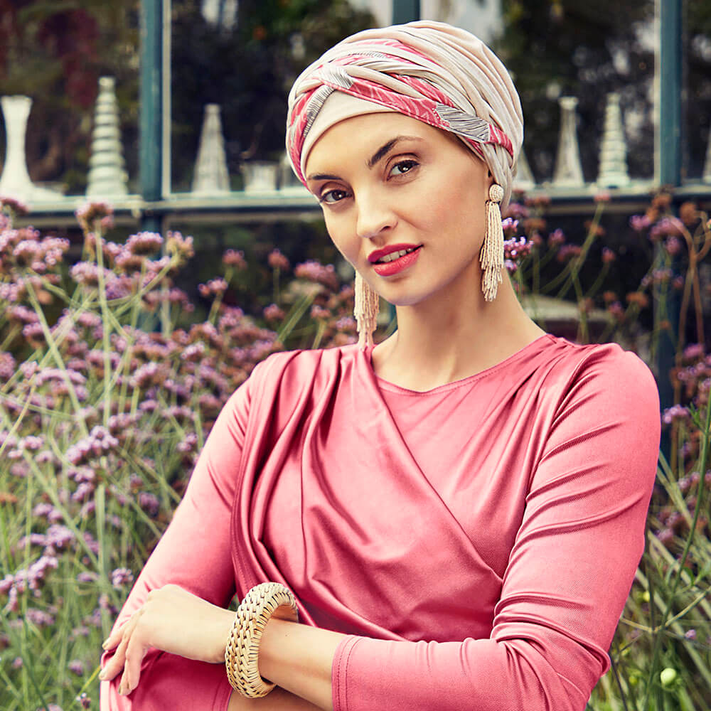 Scarlet Turban med elegant og fyldigt pandebånd.