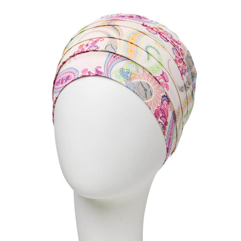 Let og elegant turban i råhvid bundfarve med et mønster i lækre sommerfarver.