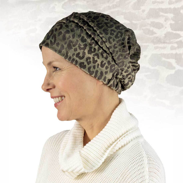 Velour turban i olivengrøn leopard mønster