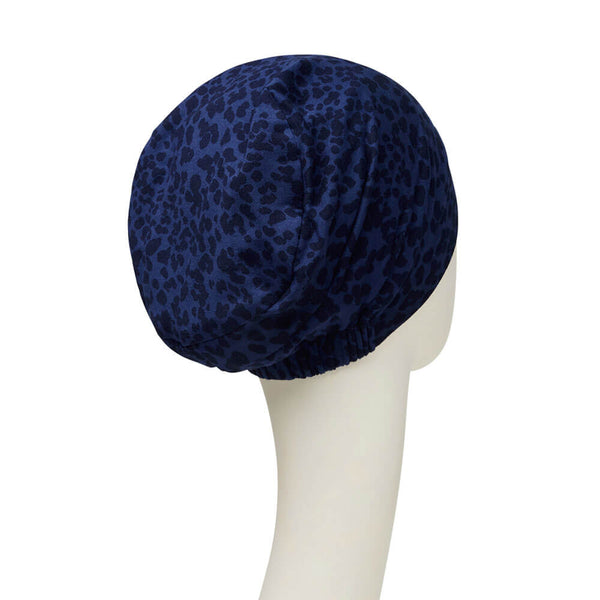Emmy Turban i blå med mørkeblåt mønster.