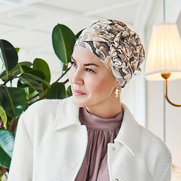 Feminin turban med en blomst foran. Lavet i dejlig blødt materiale.