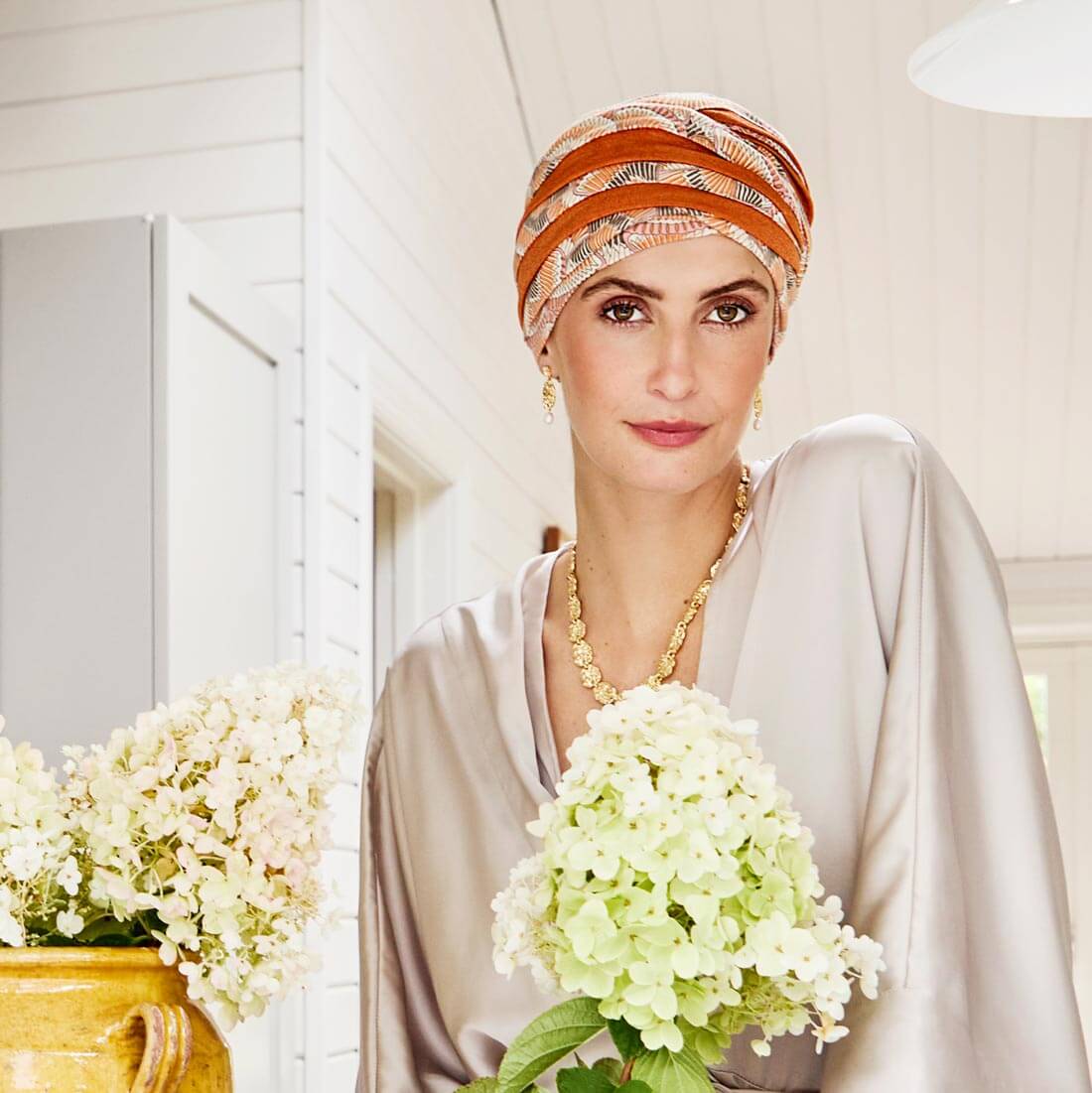 HocShanti Turban i et lyst og orange mønster der hedder Orange Elements