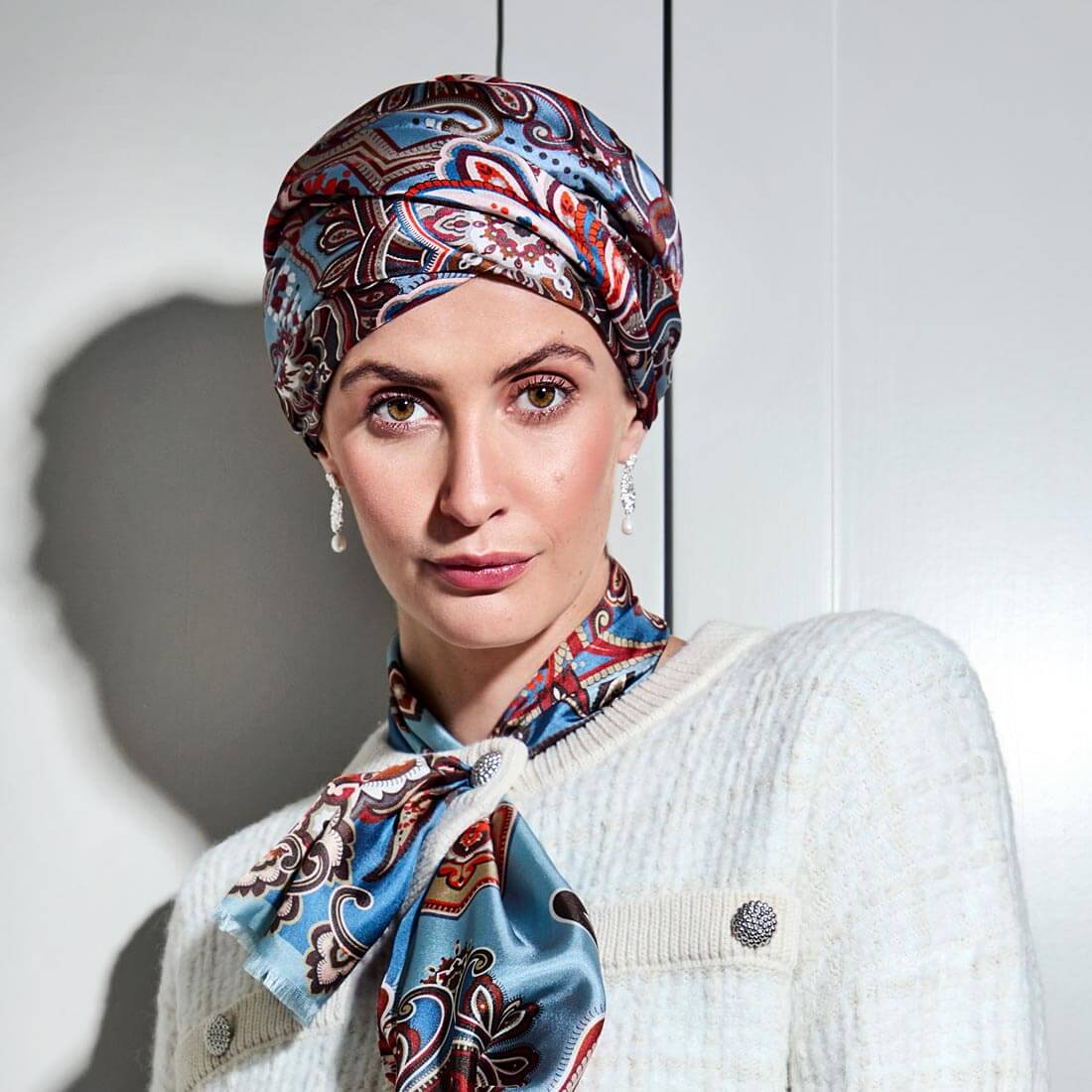 Silke Turban i  et flot mønster der hedder Royal Paisley Blue