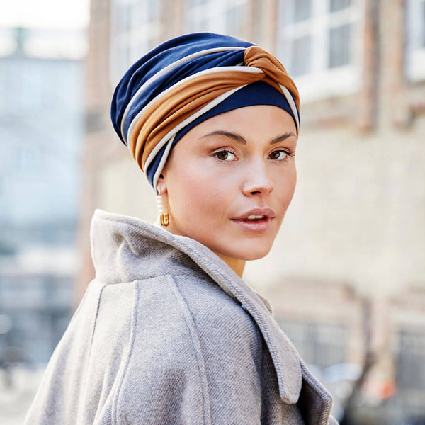 Elegant og voluminøs turban i smukke efterårsfarver. Med aftageligt pandebånd.