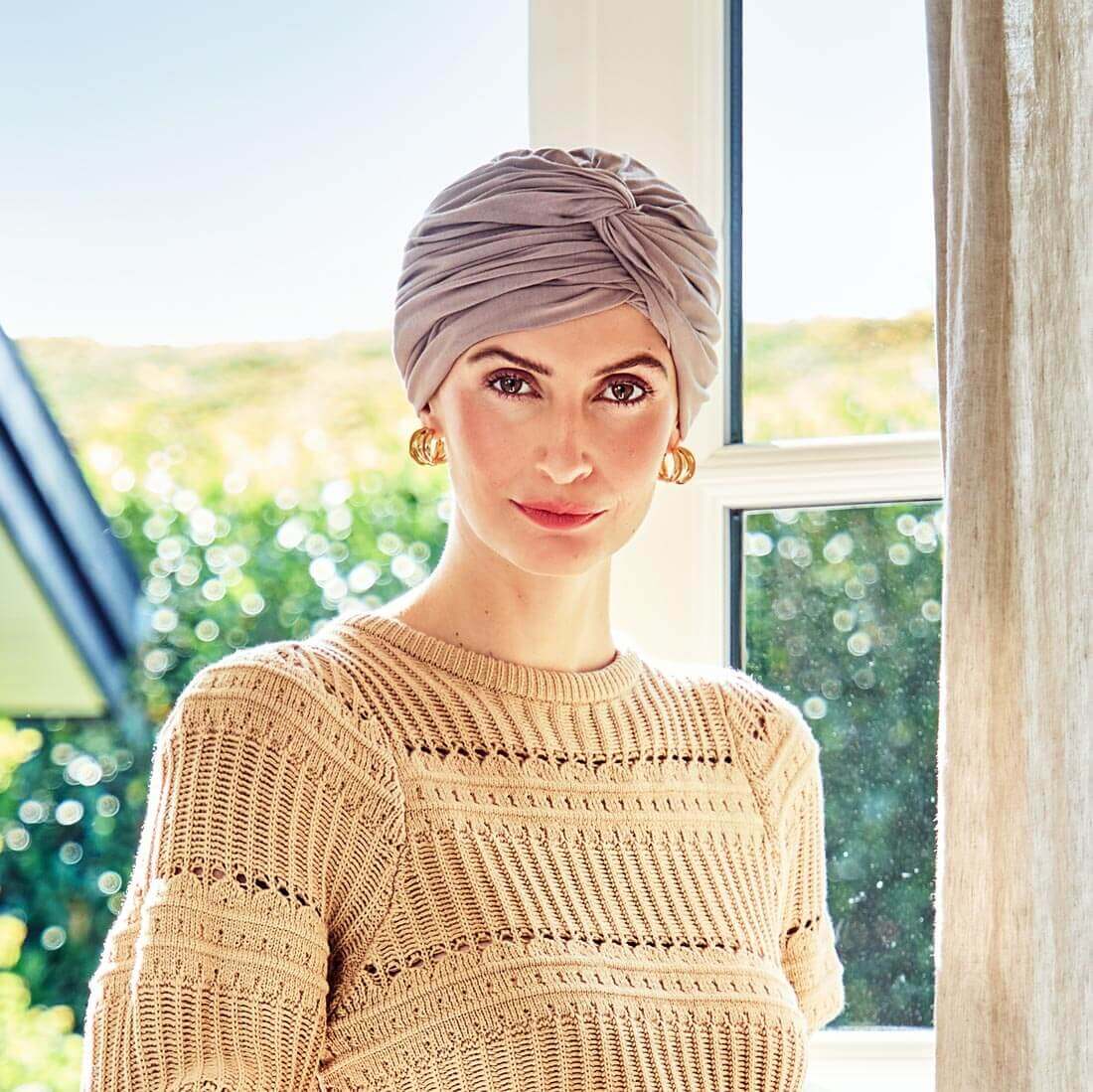 Lysebrun turban hat der giver en fantastisk fylde og et feminint udtryk.