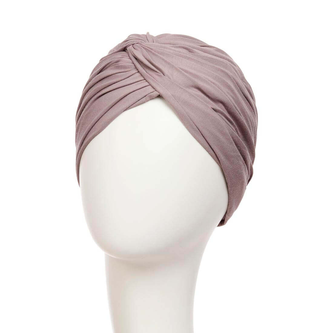 Lysebrun turban der skaber en god volumen via de mange draperinger.