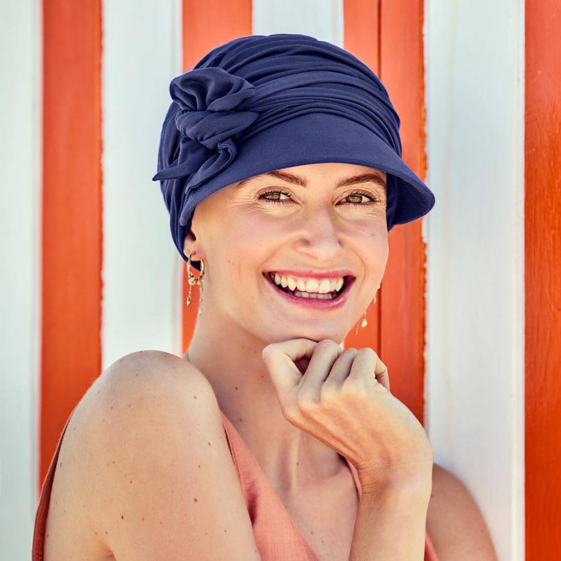 Feminin kasket til kvinder. Med stor skygge og bindebånd for flere stylingmuligheder.